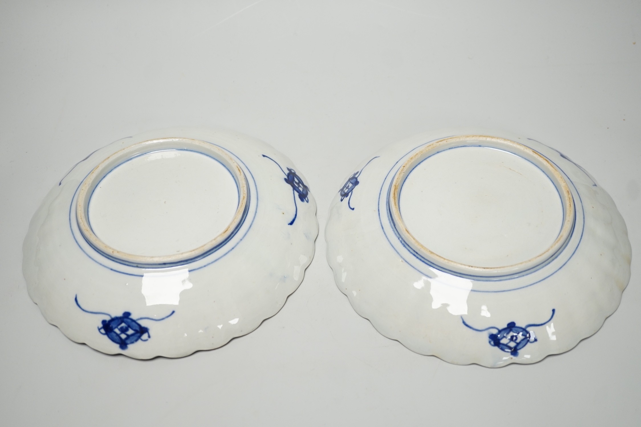 A pair of Japanese Imari dishes. 21cm diameter